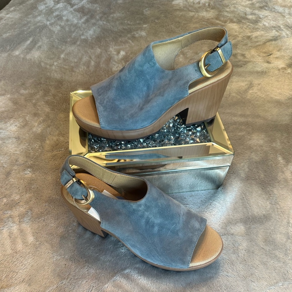Description-Blue bootie
Brand-Dr.Scholls
Size-Women’s 7 1/2